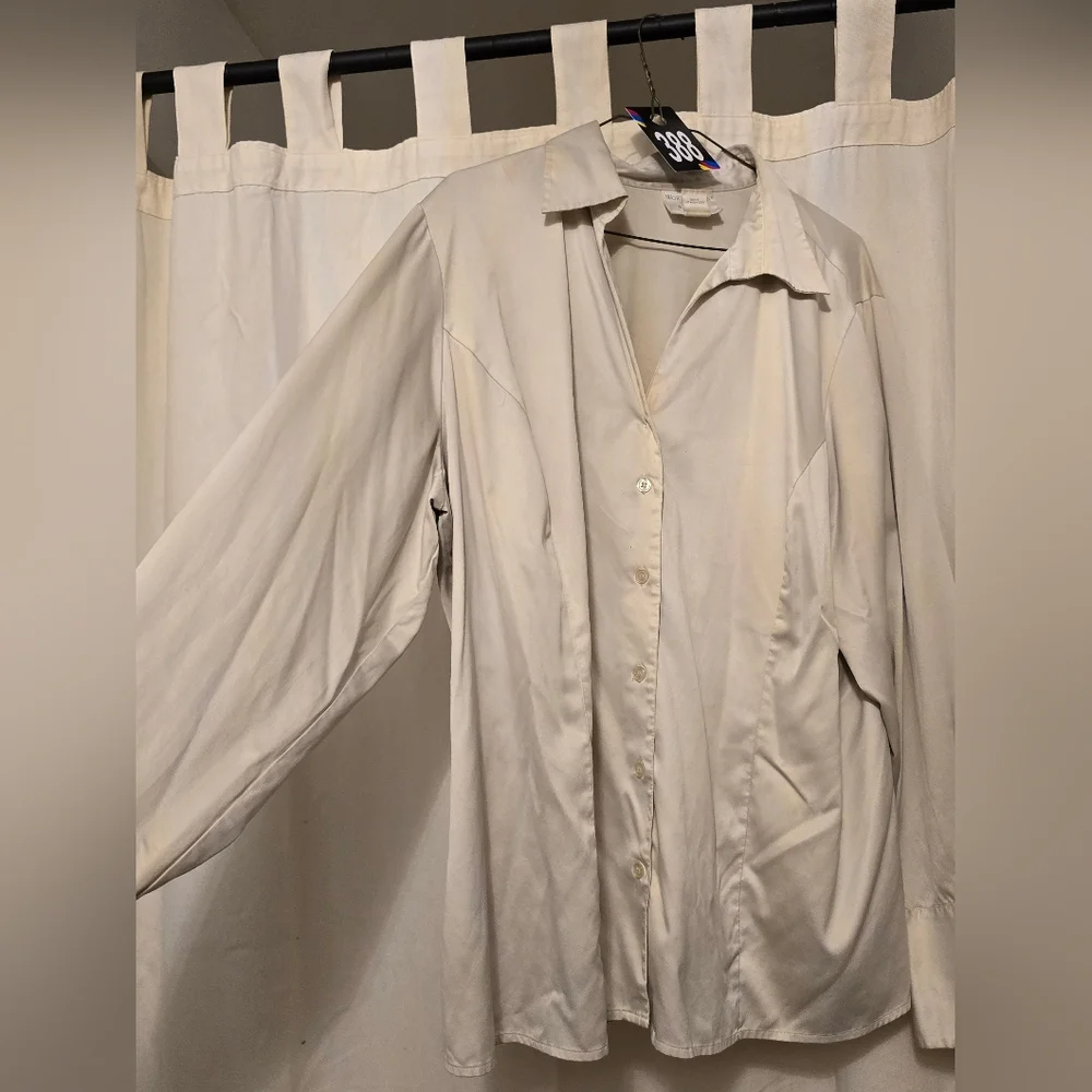 #388 bone button blouse - Picture 1 of 8